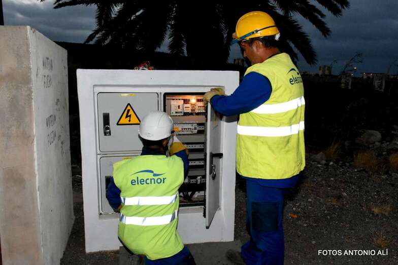 Imagen de archivo de operarios de Elecnor interviniendo en un cuadro del alumbrado público (Foto TA)